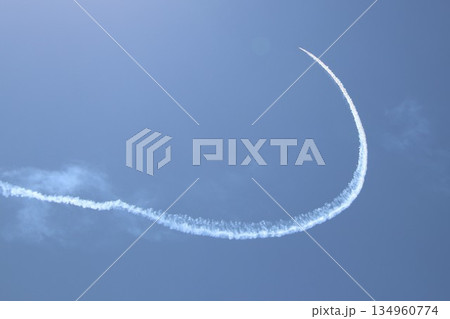 航空自衛隊のブルーインパルスの編隊飛行 134960774