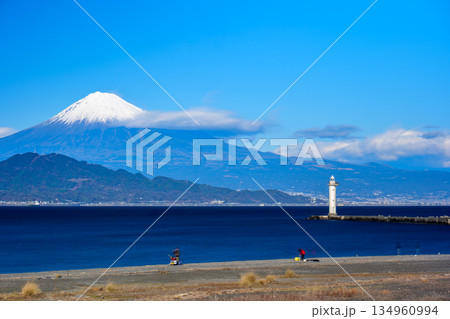 静岡 清水の三保真崎海岸で長秒撮影で雲を動かして撮った富士山 134960994