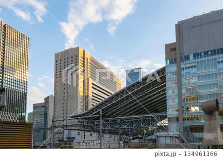 晴れた日の青空と都市の近代的なビル群、駅と構造物のある景観 134961166
