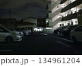 夜のマンションの駐車場と駐輪場 134961204