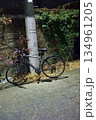 街灯のしたの自転車 134961205