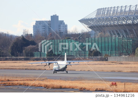 頑張って滑走路を走る小型プロペラ機 134961216