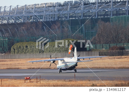 味の素スタジアム前の滑走路を島に向けて離陸する小型プロペラ旅客機 134961217