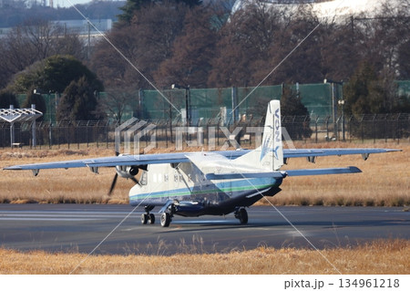 滑走路で離陸許可を待つ小型プロペラ旅客機 134961218