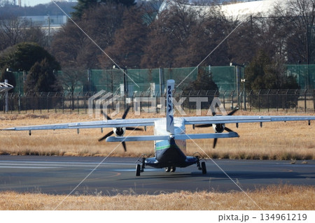 離陸のタイミングを待つ小型プロペラ旅客機 134961219