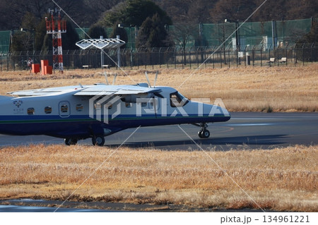 滑走路に入ろうとする小型プロペラ機 134961221
