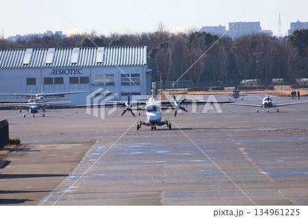 プロペラ飛行機の揃い踏み 134961225
