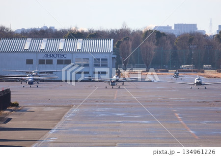 格納庫前に整列したセスナ機 134961226