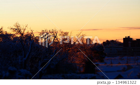 神秘的な朝焼けの空 神秘的な朝焼けの空 134961322