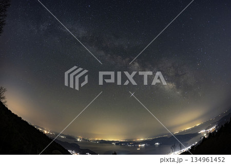 春の星景色　瀬戸内の夜景と天の川そして流れ星 134961452