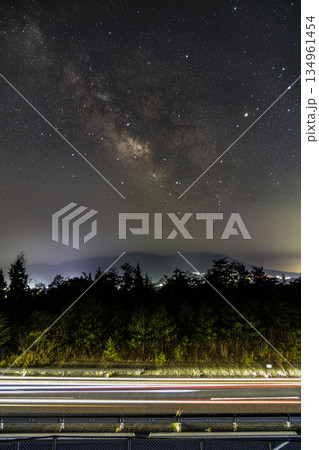 春の星景色　山里に昇る天の川と高速道路の車の軌跡 134961454