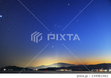 瀬戸内の春の星景色　夕焼け空に沈むリオン座 134961462