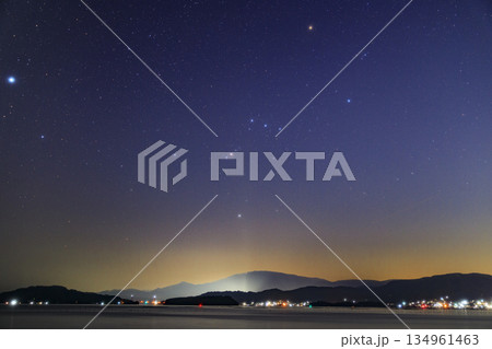 瀬戸内の春の星景色　夕闇に沈むオリオン座 134961463