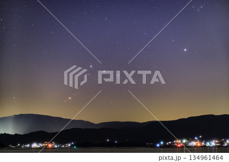 春の星景色　明け方の空に昇る月と金星　高速道路の車の軌跡 134961464