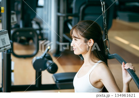スポーツジムでトレーニングする若い女性 134961621