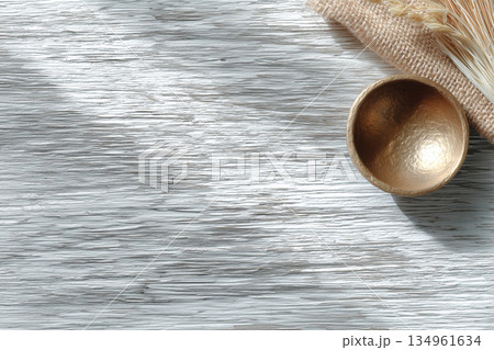 白塗装木材と天然木目の背景素材 134961634