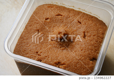プラスチック容器に入った市販の味噌 プラスチック容器に入った市販の味噌 134962227