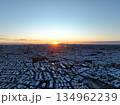＜空撮＞雪の降った朝の都心 134962239