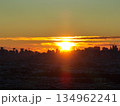 ＜空撮＞雪の降った朝に新宿高層ビル群東から昇る太陽 134962241