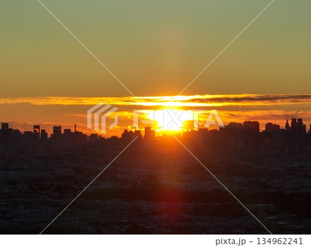 <空撮>雪の降った朝に新宿高層ビル群東から昇る太陽 <空撮>雪の降った朝に新宿高層ビル群東から昇る太陽 134962241