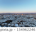 ＜空撮＞東京に初雪が積もった朝の街 134962246