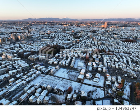 ＜空撮＞雪が積もり白一色になった東京の朝 134962247