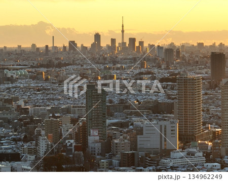 <空撮>雪の降った朝の都心とガスタンク <空撮>雪の降った朝の都心とガスタンク 134962249