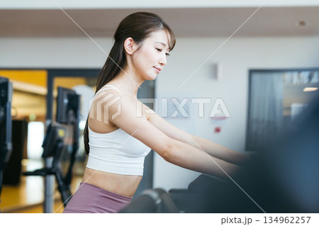 スポーツジムでトレーニングする若い女性 スポーツジムでトレーニングする若い女性 134962257