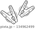 モノクロ　シンプルな線画イラスト　洗濯バサミ 134962499