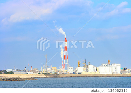 三重県四日市市、工場施設が林立するコンビナートの風景 三重県四日市市、工場施設が林立するコンビナートの風景 134962513
