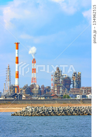 三重県四日市市、工場施設が林立するコンビナートの風景 134962515