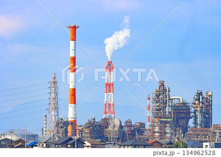 三重県四日市市、工場施設が林立するコンビナートの風景 134962528