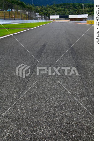 日本の自動車レースの萌芽と開花に貢献してきた… 『富士スピードウェイ』のメインストレートと1コーナー 134962530