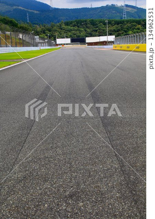 日本の自動車レースの萌芽と開花に貢献してきた… 『富士スピードウェイ』のメインストレートと1コーナー 134962531