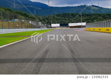 日本の自動車レースの萌芽と開花に貢献してきた… 『富士スピードウェイ』のメインストレートと1コーナー 日本の自動車レースの萌芽と開花に貢献してきた… 『富士スピードウェイ』のメインストレートと1コーナー 134962533