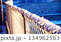 雪が降って凍てつくフェンス 134962563