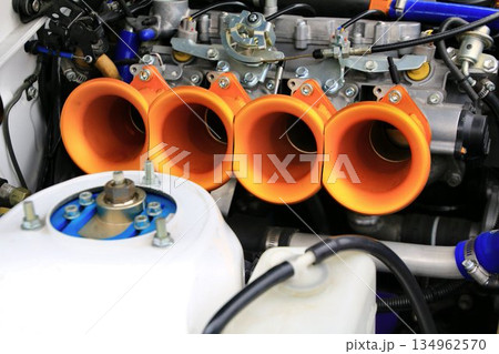 吸気ファンネルを付けた4連スロットル・4AGエンジン 134962570