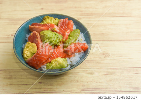 サーモンとアボカド丼 134962617