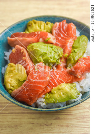 サーモンとアボカド丼 134962621