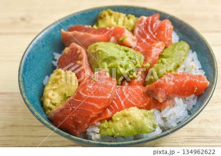 サーモンとアボカド丼 134962622