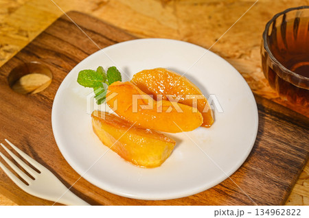 お皿に盛ったりんごのキャラメリゼ 134962822