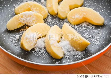 砂糖を振りかけたフライパンの中のりんご 134962828