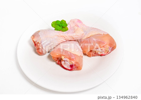 皿に盛った調理前の骨付きチキン 134962840