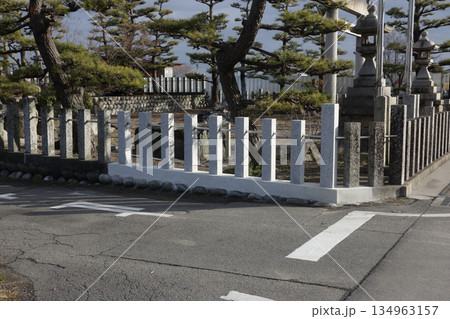 修復された車が壊した神社の玉垣 修復された車が壊した神社の玉垣 134963157