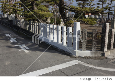 修復された車が壊した神社の玉垣 修復された車が壊した神社の玉垣 134963159