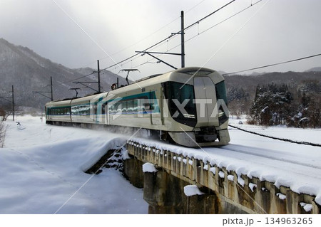 雪国・南会津…凍てつく鉄路を行く【特急リバティ】500系 134963265