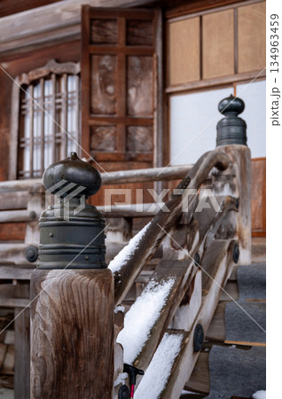 雪の残る寺院本堂の階段と擬宝珠 雪の残る寺院本堂の階段と擬宝珠 134963459