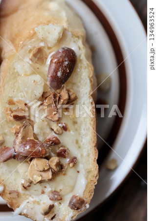 ミックスナッツのハニーバタータルティーヌ　バゲットオープンサンド 134963524