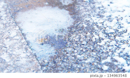 凍った水たまり 134963548