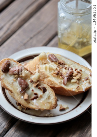 ミックスナッツのハニーバタータルティーヌとハチミツの瓶 ミックスナッツのハニーバタータルティーヌとハチミツの瓶 134963551